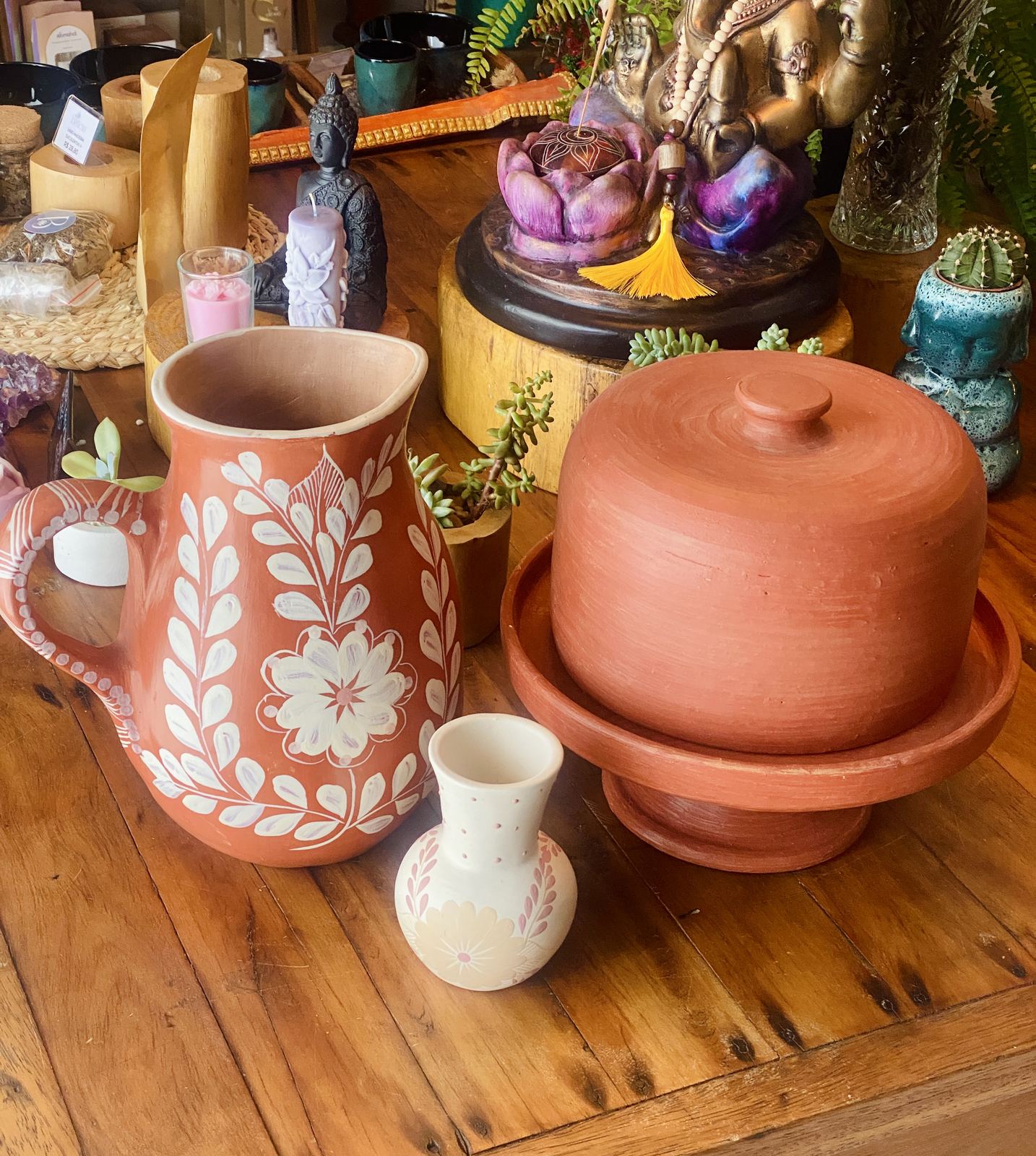 Interior da loja Bericau com peças brasileiras artesanais